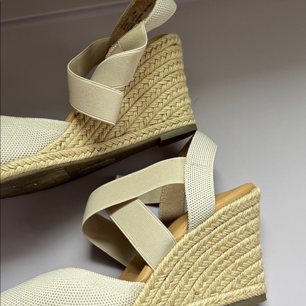 Wedge Heels - Picture 2 of 4